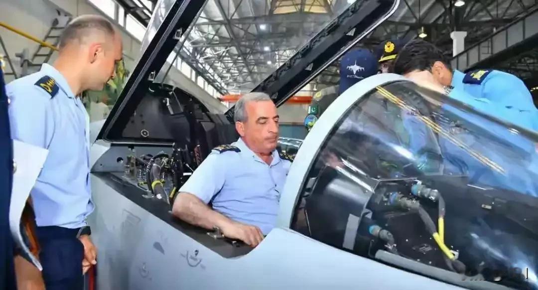 爆单！枭龙借阅兵暗度陈仓，46亿美元大单砸懵西方巴基斯坦官宣枭龙再下一单！