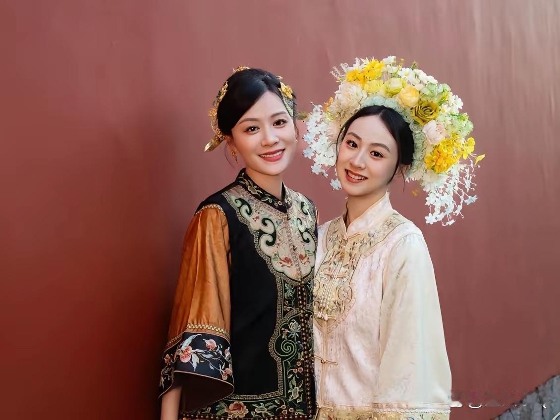 叶一茜携爱女森碟体验非遗簪花，母女俩都好美。叶一茜温婉大气，森碟灵动俏皮，和那个