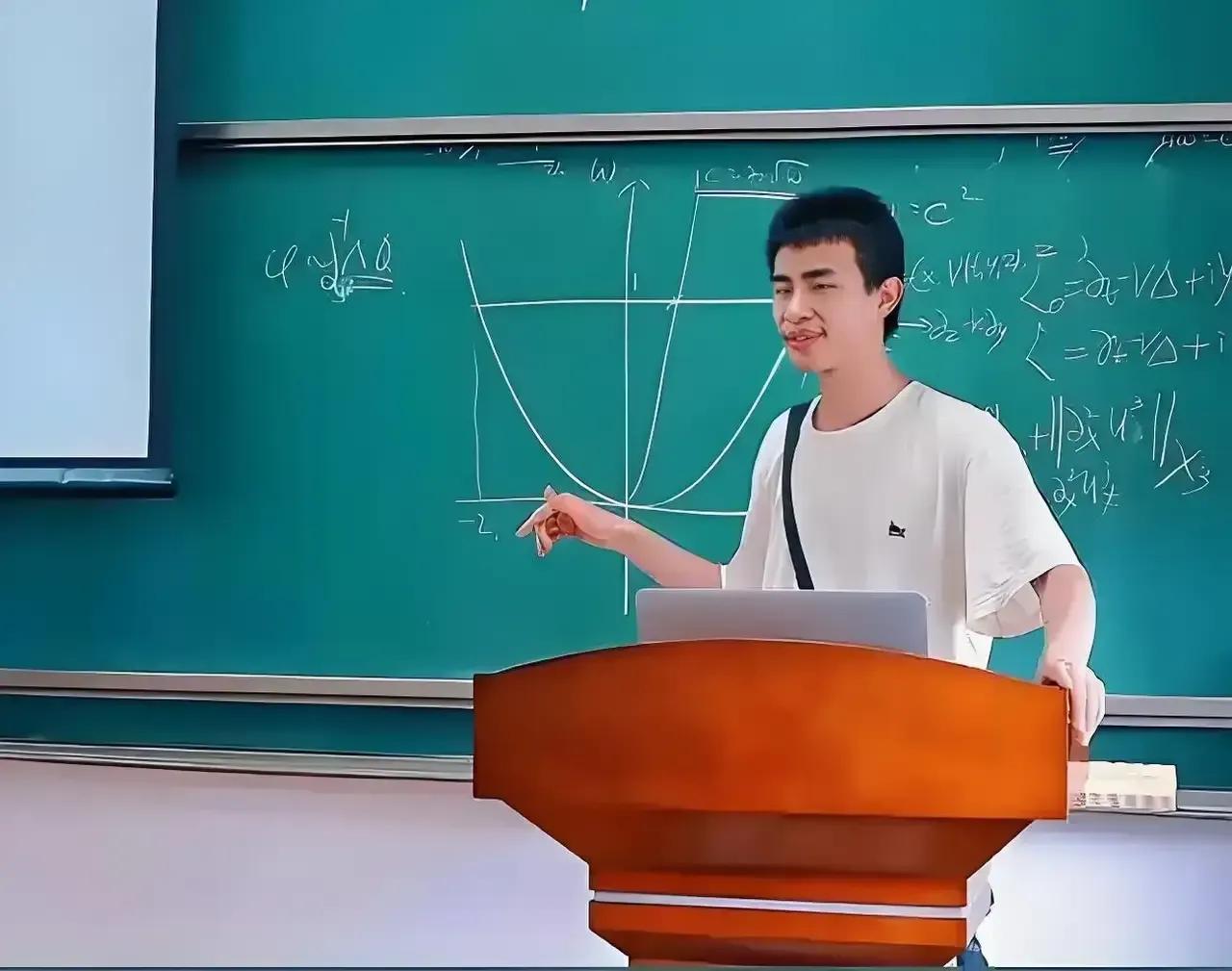 韦东奕并不适合教书，为啥还有一大群学生去听他的课？内行人的一席话道出其中真相：