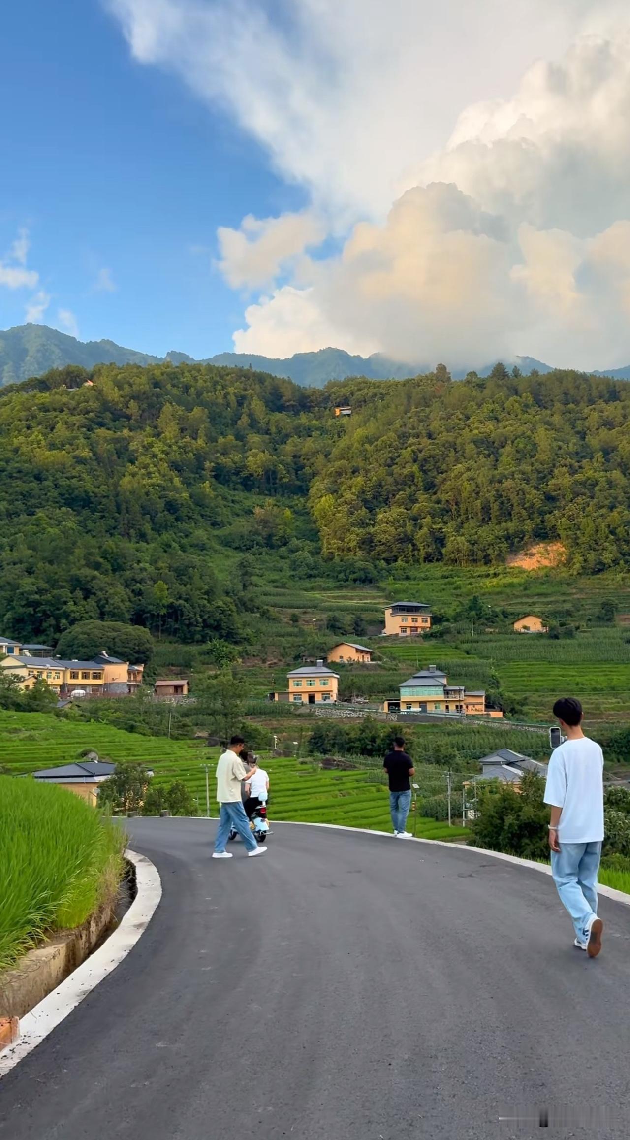小时候不懂，觉得老家的一切都土里土气的，向往着大城市的繁华，兜兜转转后来才发现，