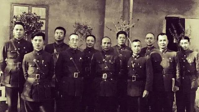 🌞1933年，一士兵打仗扛个大箱子，一路上不撒手，张自忠好奇问这是什么，士