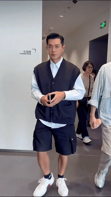 好甜！古天乐转身等着李若彤的样子像极了老公等自己的媳妇儿！一袭白裙，一头乌黑柔亮
