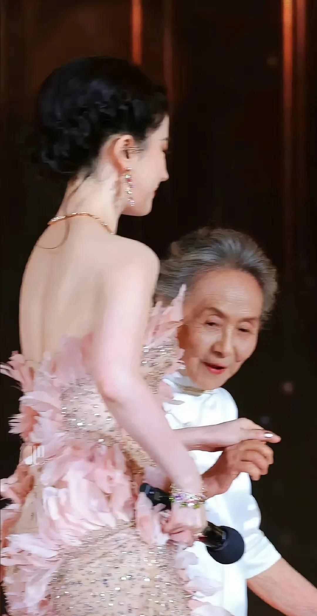 优雅真的与生俱来，不是复制来的，刘亦菲牵着吴彦姝的手，真是好像两个人多超时空对话