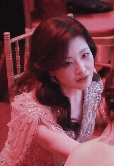 周涛太懂怎么让人心动了活动上那身亮片礼服本就抢眼，她偏要再添一把火，对着台下飞