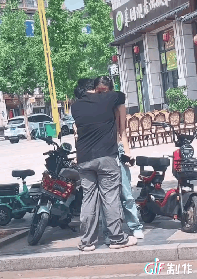 一个女生为了男生脱的一丝不挂，这肯定是真爱！没有真爱，她也做不到这么决绝！