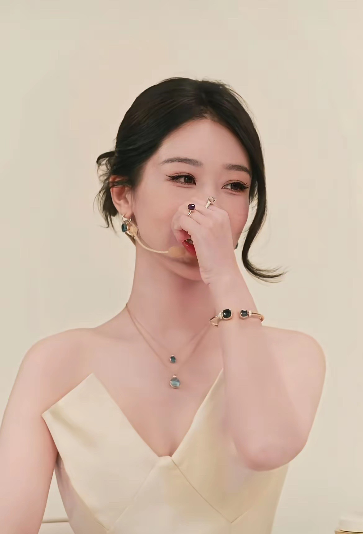 杨紫一笑怎么成猪鼻🐽样了！说话一直用手遮挡脸部这是内心非常清楚，不想让镜头捕捉