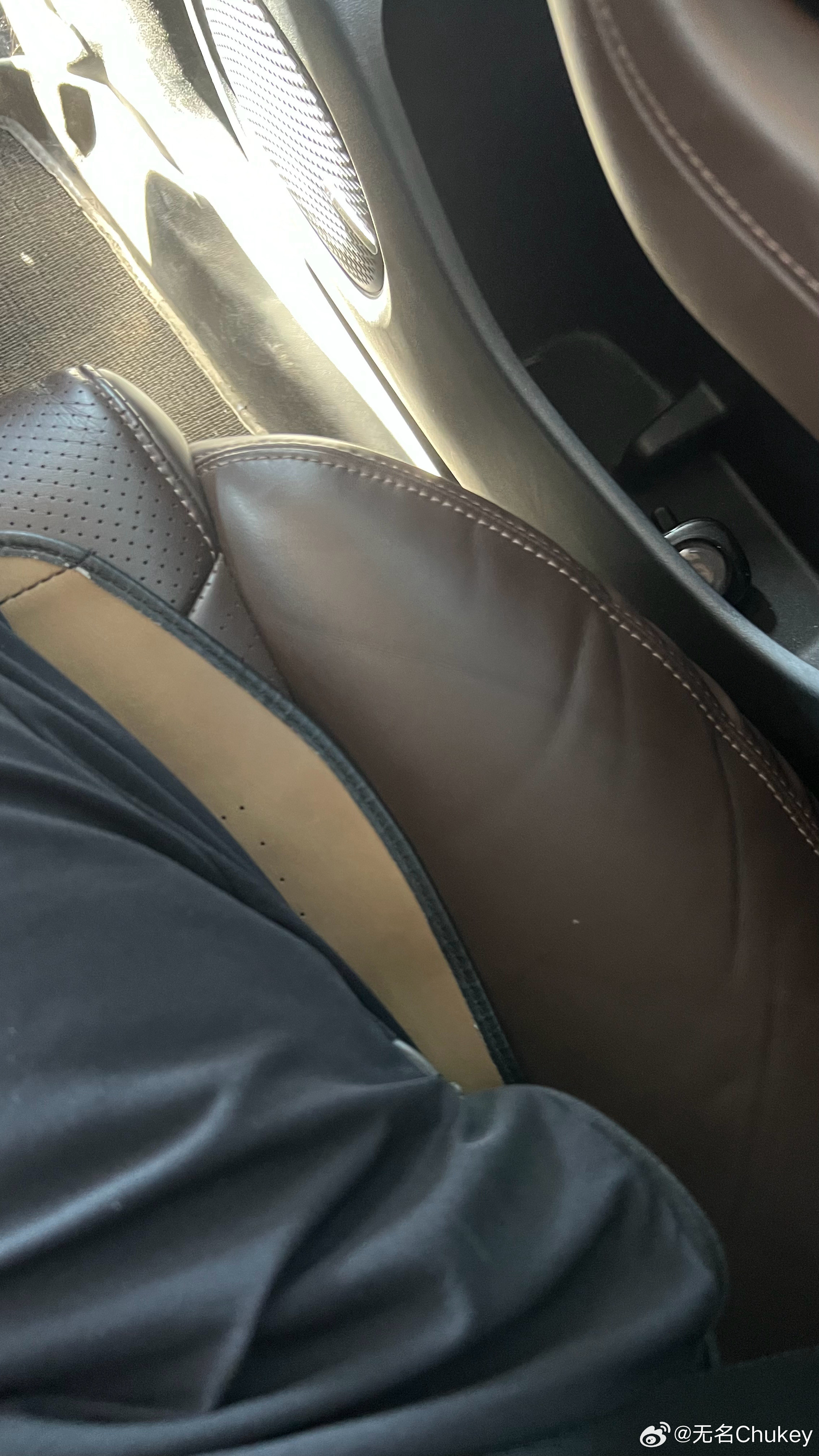 滴滴坐了一台零跑C11，15-20万的车，见到了难得用料极其高级的真皮座椅，真的