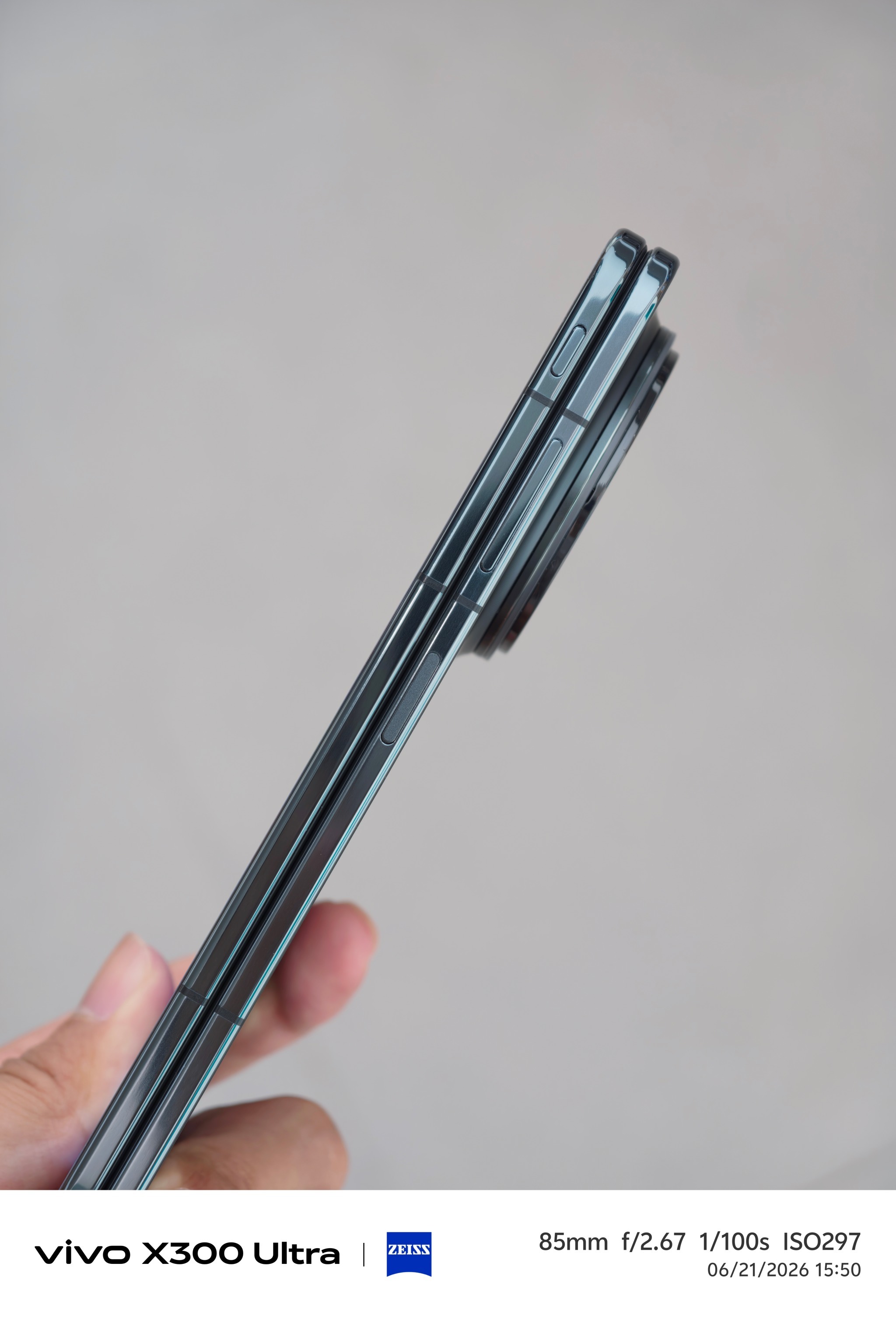 vivoXFold6真机质感还是挺不错的，这个蓝洞和极夜，你们喜欢哪个颜色？