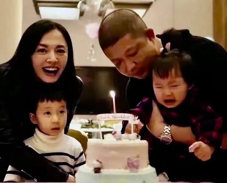 姚晨离婚上热搜：同样是分手，为什么这次能体面收场？当年和凌潇肃的婚姻，闹得满