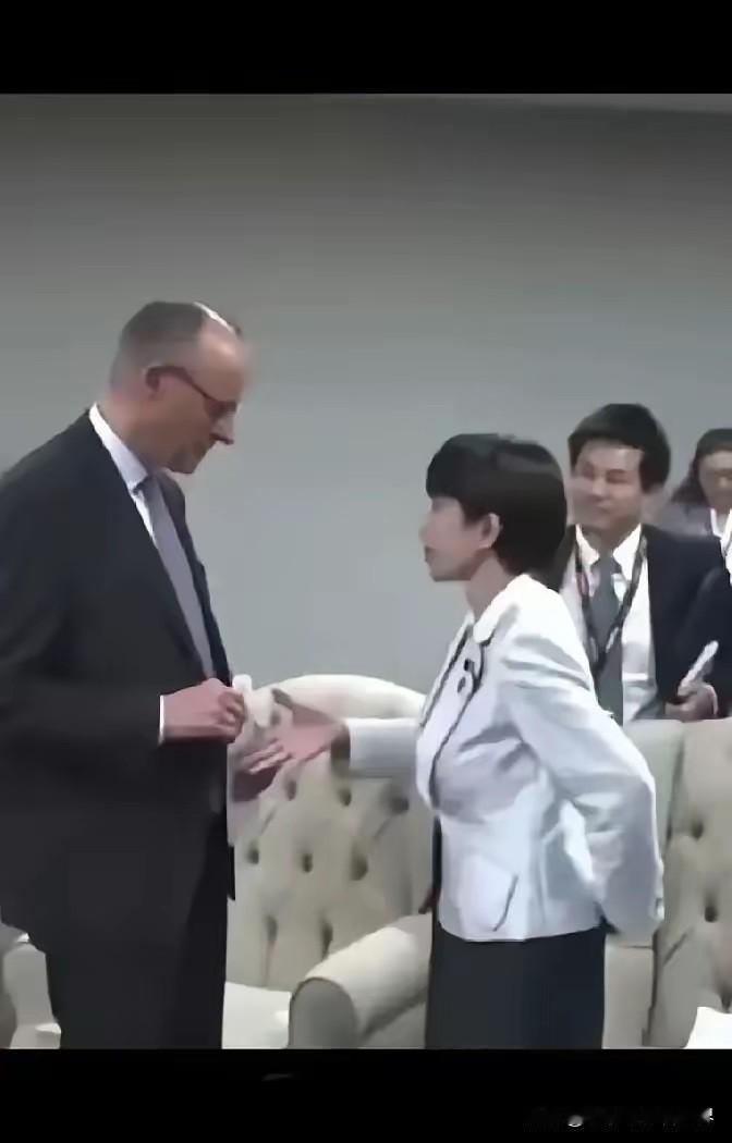 外交修罗场！这6秒尴尬让所有人懂了！国际场合的握手瞬间变成照妖镜！有人伸手悬