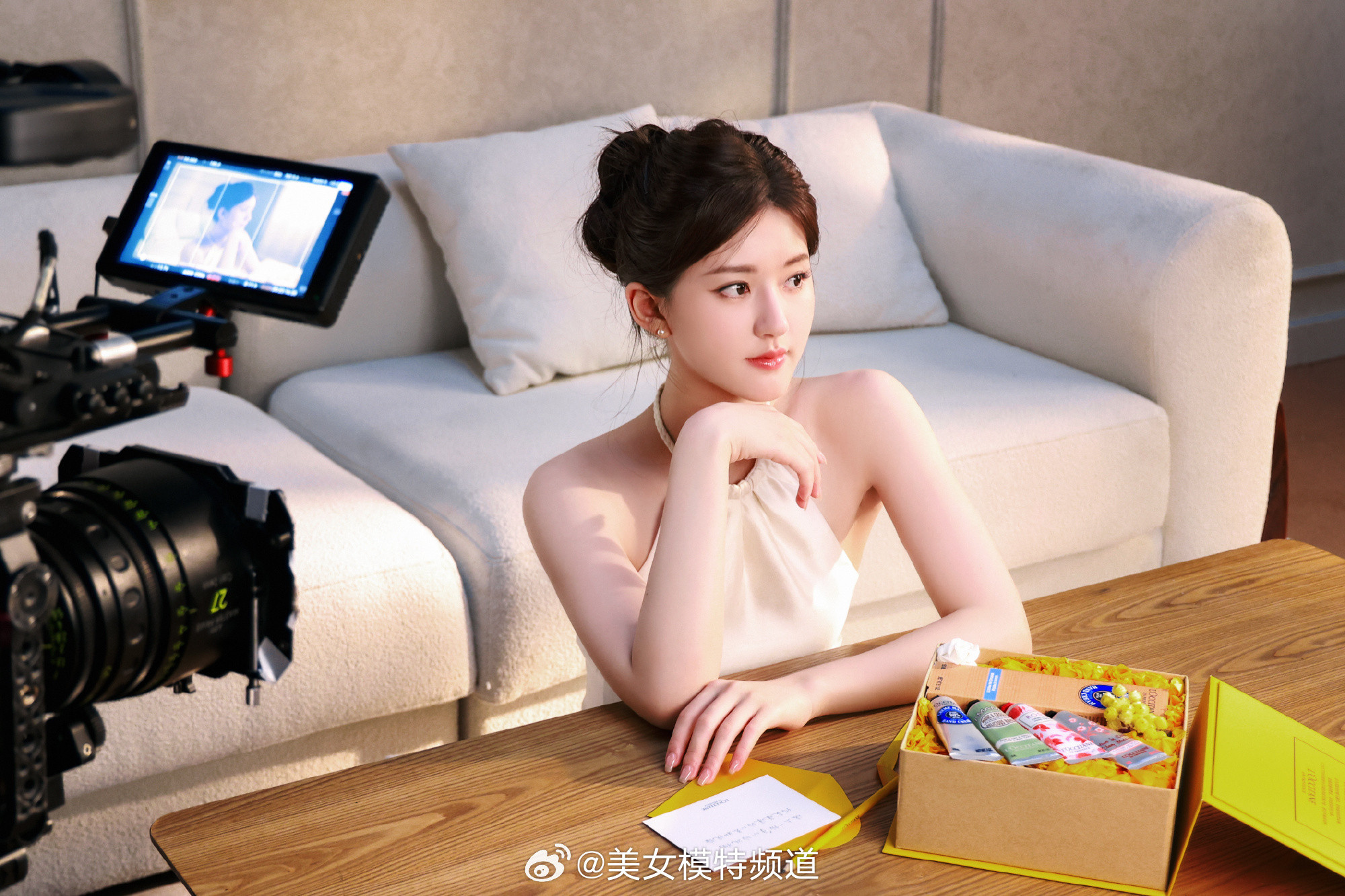 赵露思白色挂脖裙甜美写真