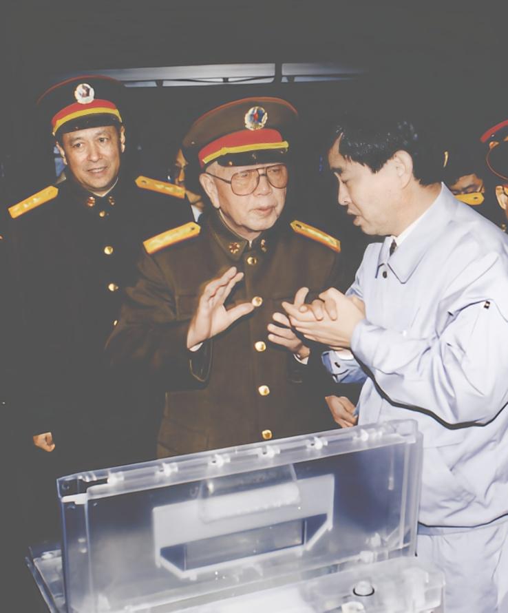 1996年11月，军委副主席刘华清上将视察无锡，认真和工作人员交谈，了解基层的情