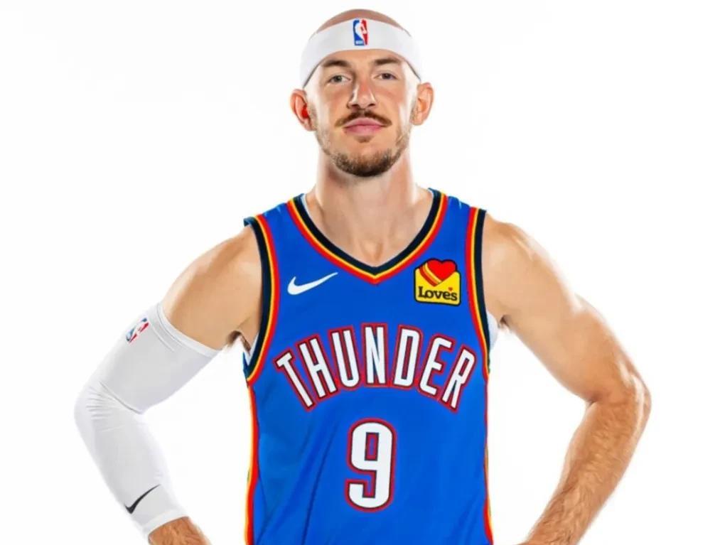 心痛，这些年被湖人放走的球员，都能组队夺冠了。后卫：卡鲁索，NBA一防阵容，对