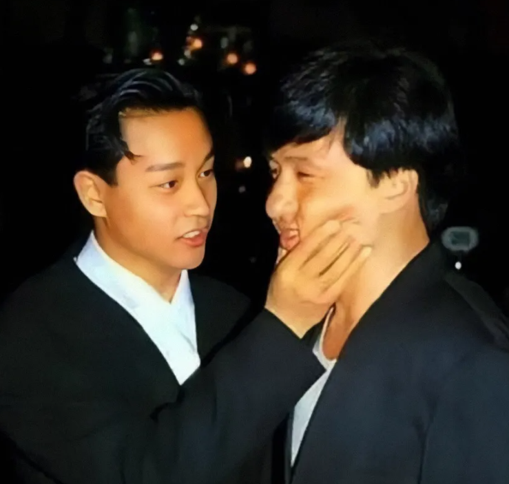 2001年，郑少秋在新加坡的演出中，开起了成龙和张国荣的玩笑：“天下母亲都很伟大