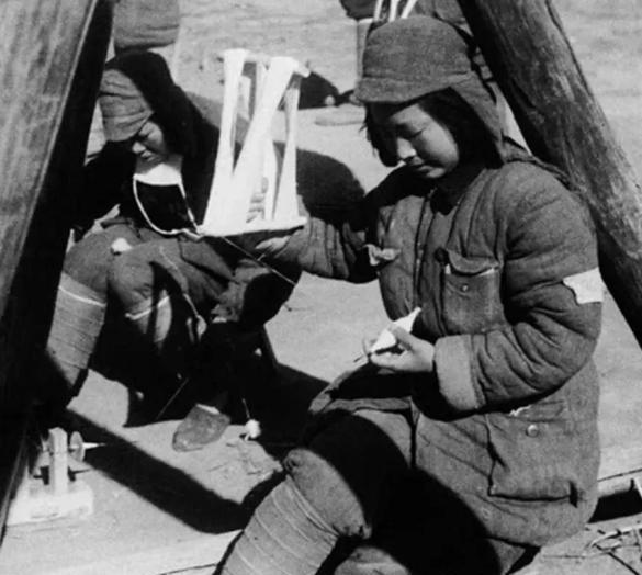 1942年，女八路杨梅被鬼子抓捕，一番用刑后，杨梅心想：“这次活不成了！”突然，