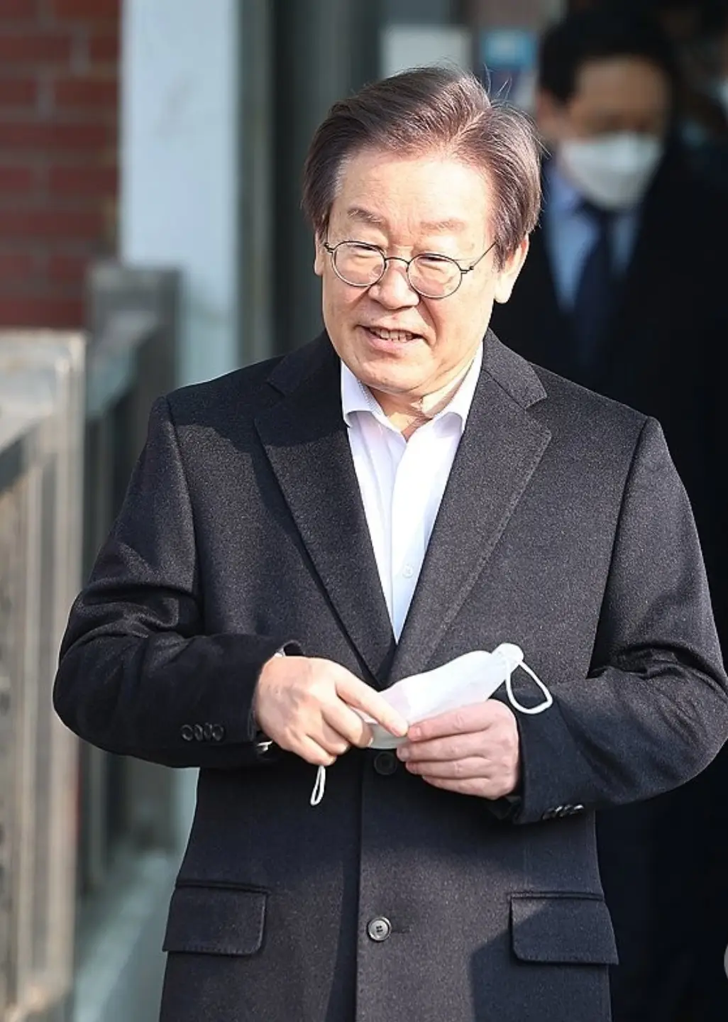 韩国摊牌，不演了！李在明拒绝出席中国阅兵，外长赵显紧接着就对华开炮，公开宣示“中