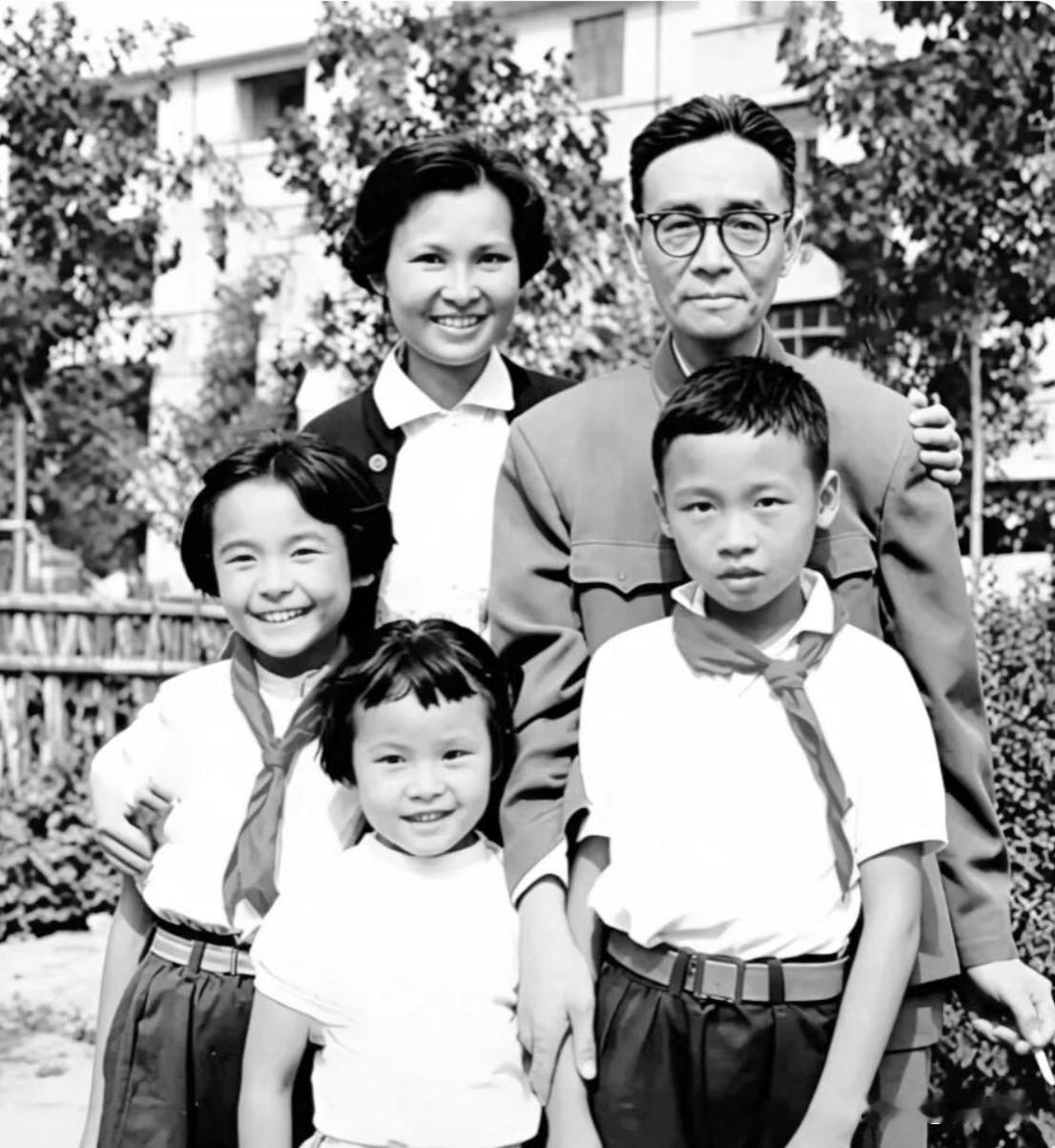 这张照片拍摄于1965年清华园，​是梁思成晚年难得的一张与女儿梁再冰及外孙的合影