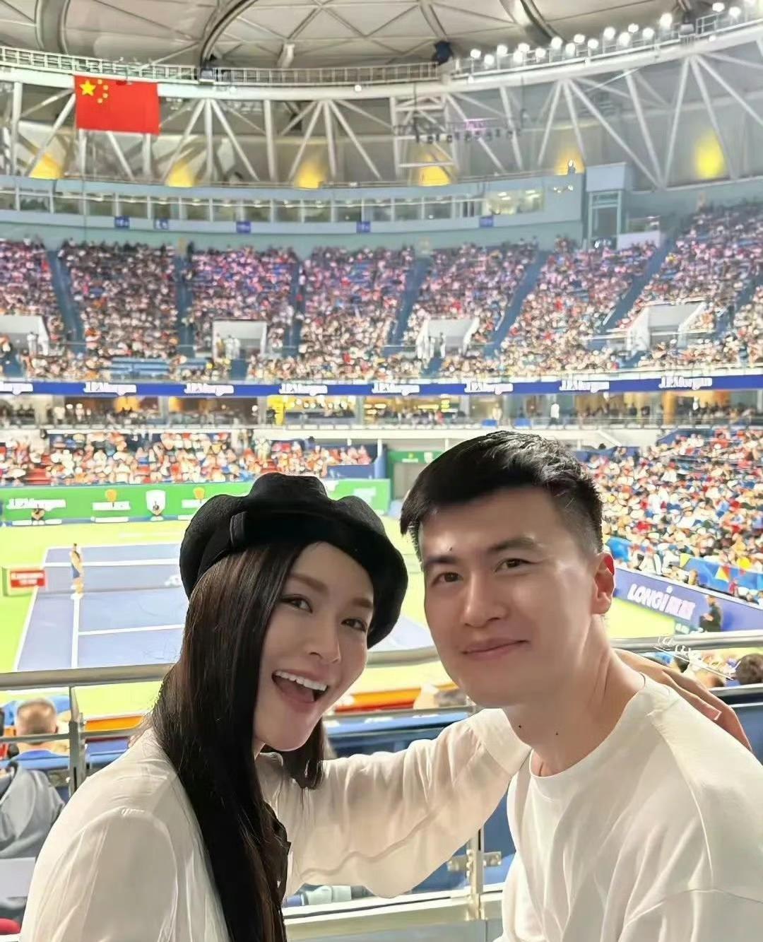 文咏珊跟她的富豪老公好有夫妻相