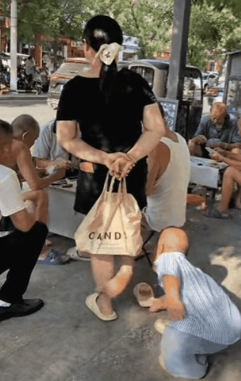 难怪土行孙娶能到漂亮的老婆。[吐舌头咯][吐舌头咯][吐舌头咯]