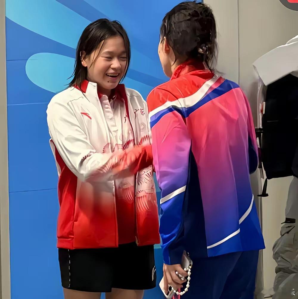 全运会跳水赛场外，陈芋汐见到全红婵，主动俯身握手问候。“小红，我都想你了！你的伤