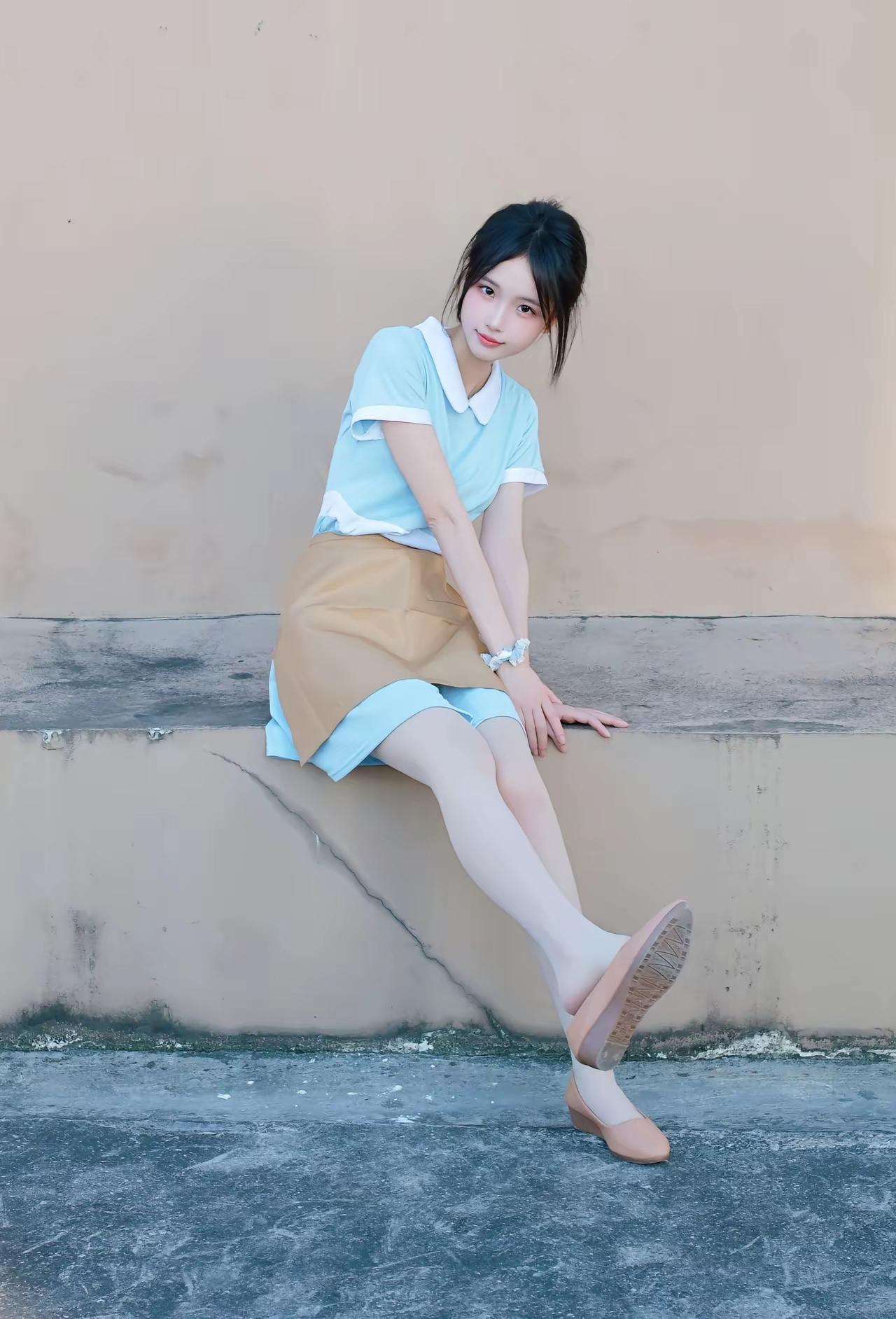 清新少女风，浅蓝色上衣搭配米色短裙，轻松自然，甜美可人。人生在世，你悟到什么道理