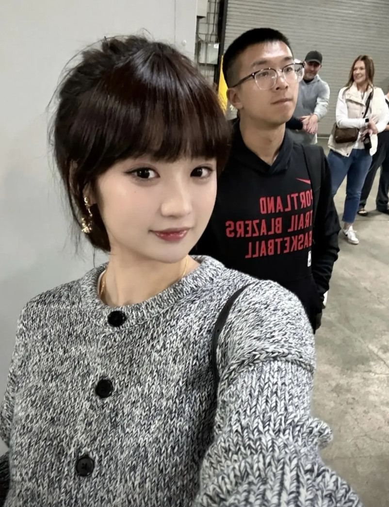 不得不说，杨翰森的女朋友确实靓丽可人！虽然小杨因为在客场打完比赛后和女友一起吃