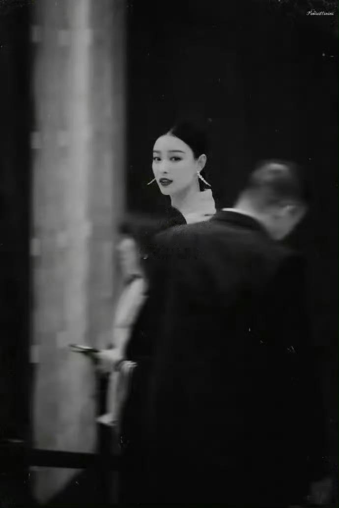天蝎座就是那种要么默默无闻，在沉默中死去，要么就积蓄力量，在沉默中爆发。他们一直