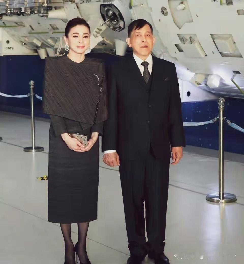 泰国国王和王后直奔北京航天城，把空间技术研究院、航天员训练中心逛了个遍，三小时行