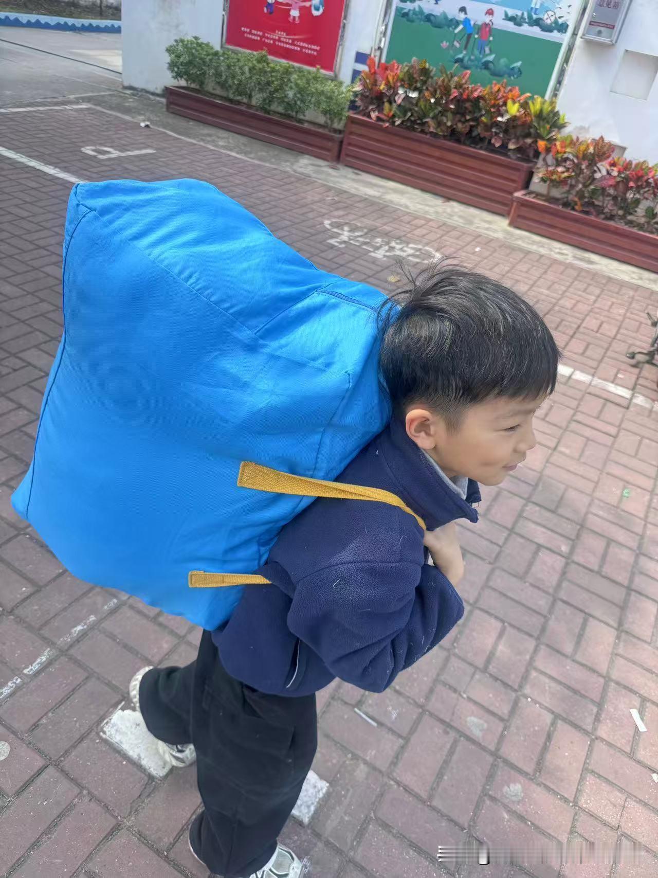 放假了，孩子坚持自己背着行李走回家。小孩子真棒[赞][赞][赞][赞][赞]寒假