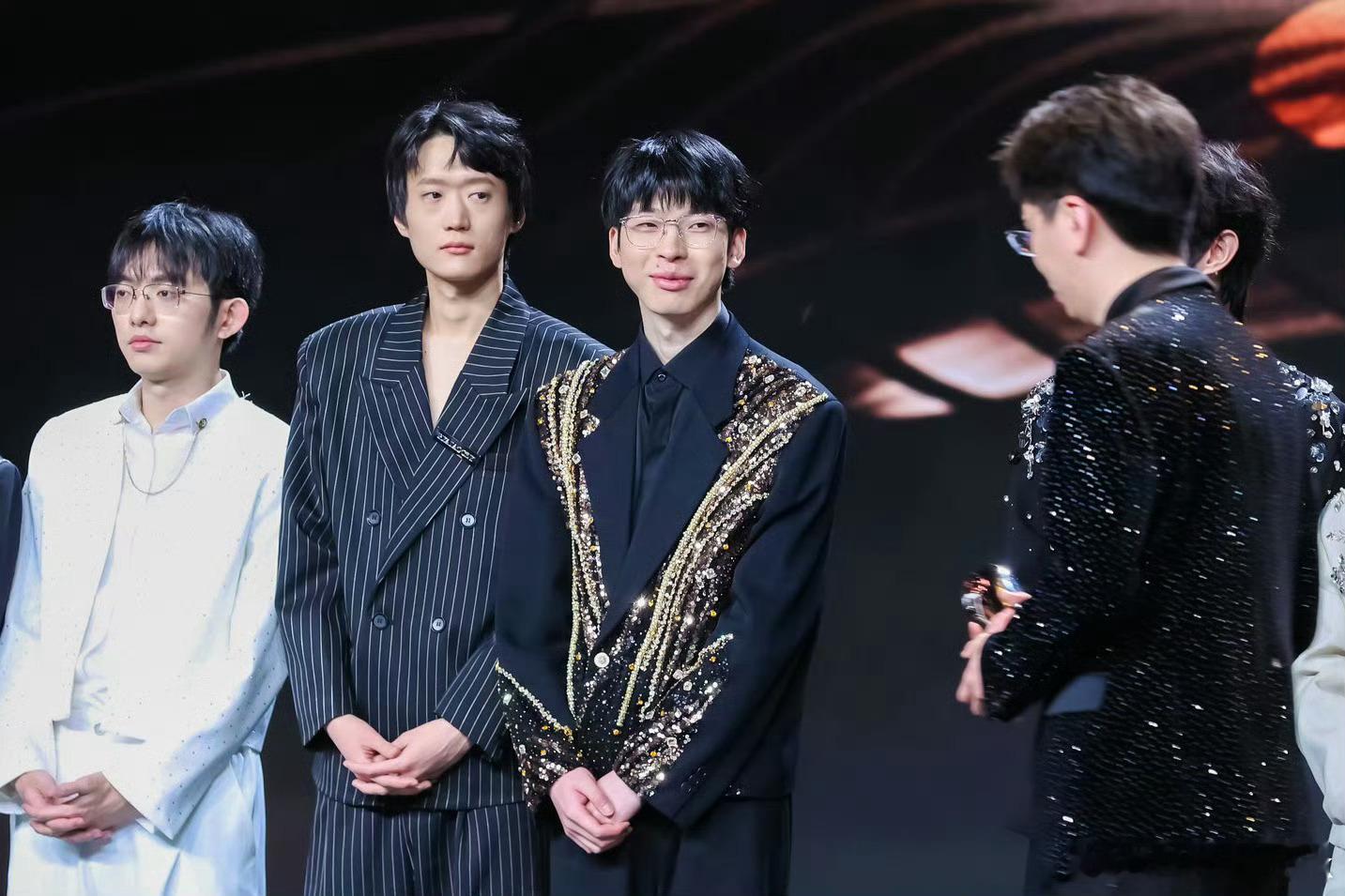 看完Gala聊LPL与LCK的差距，目前开天窗的队伍不在少数，昨晚TES除了小奶