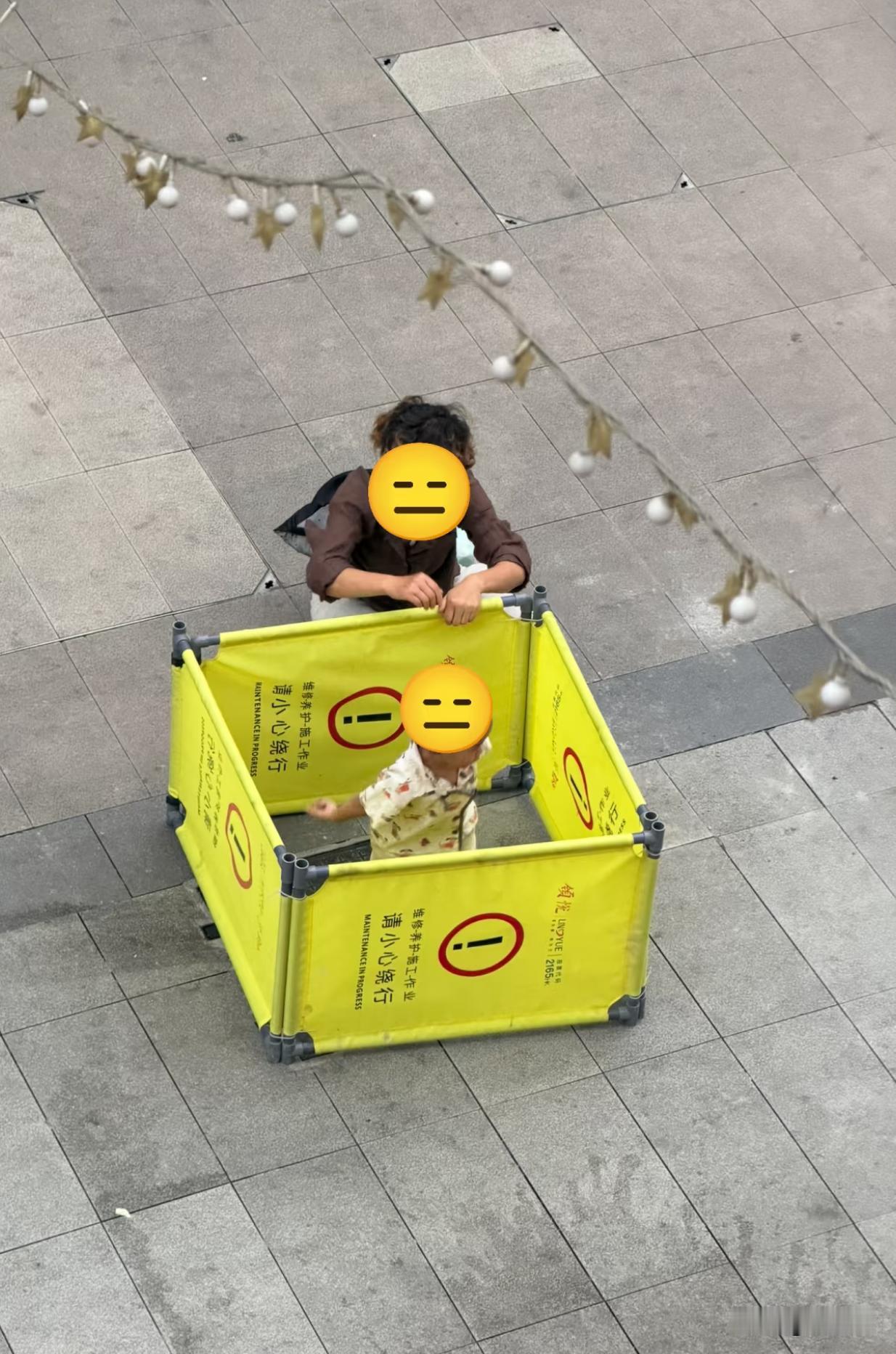 中间是个井盖，这家长心可真大啊