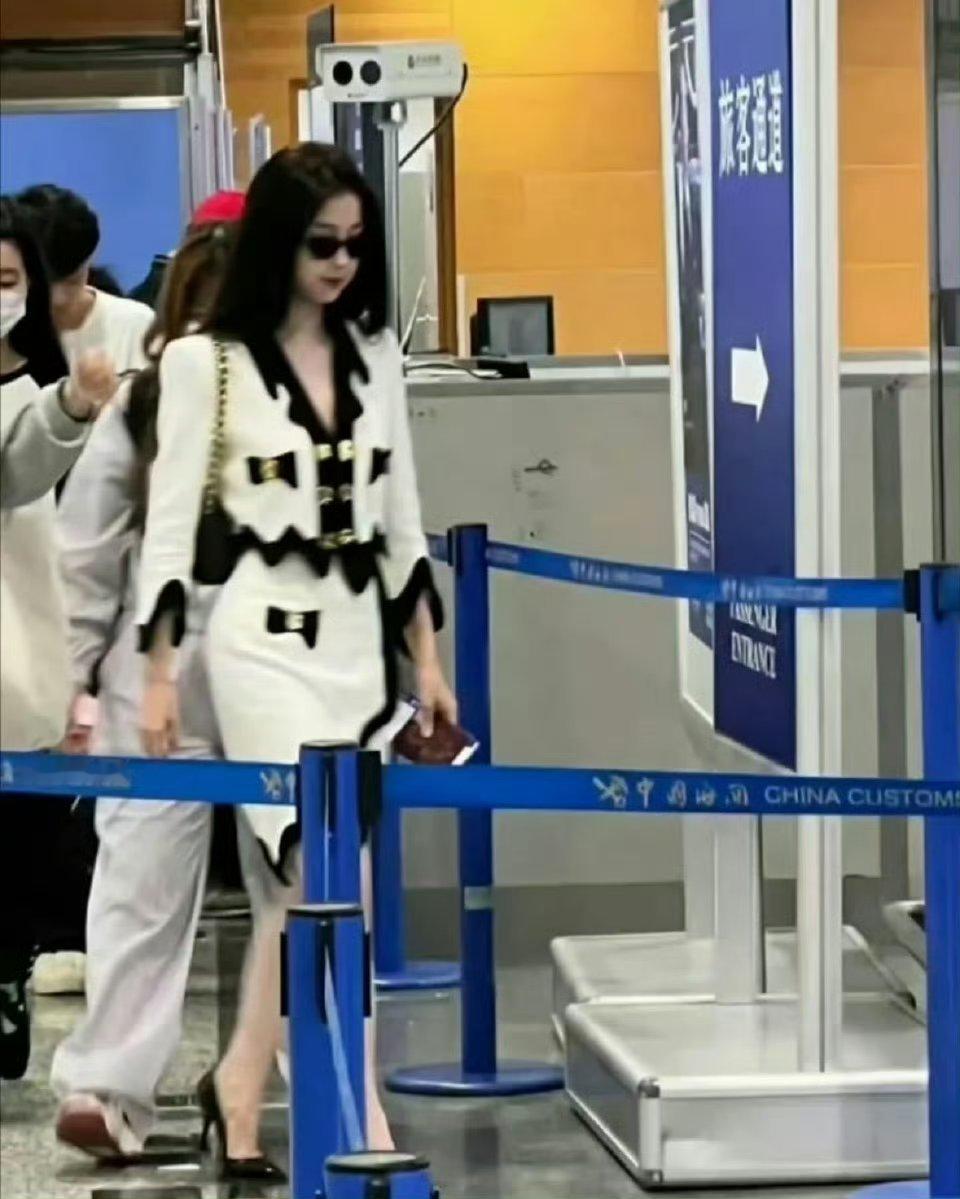 虞书欣线下生图没输过，比例好绝的高妹​​​​