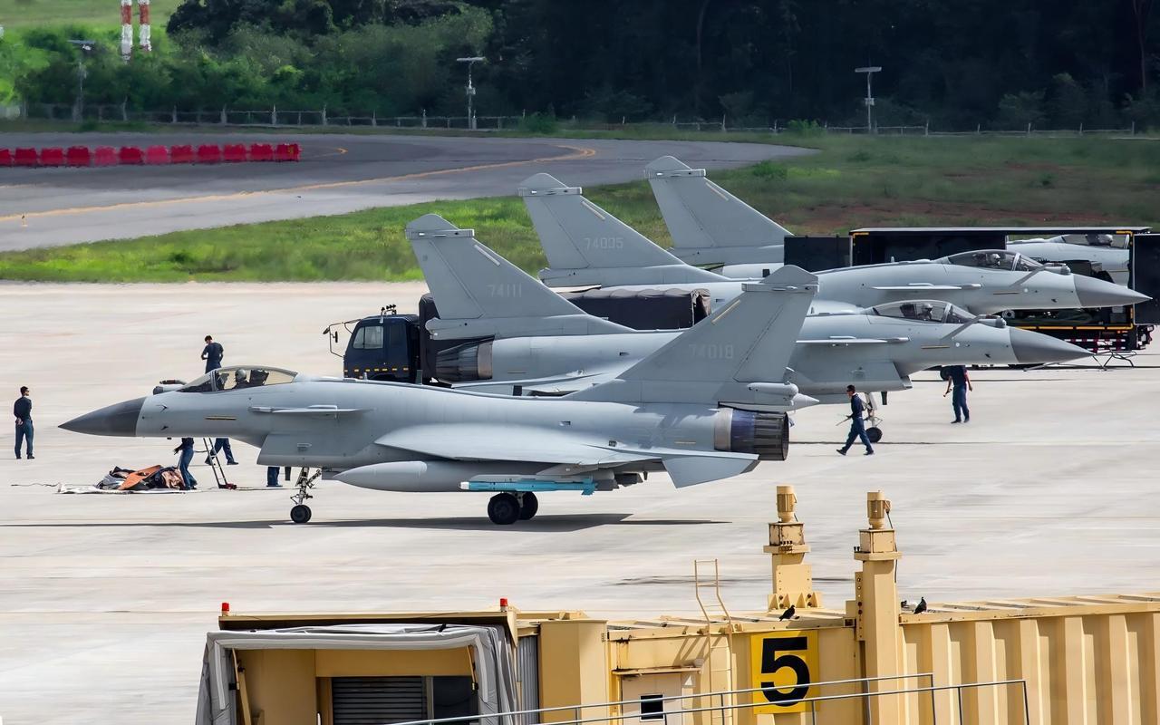 [呲牙笑]“出名要趁早”啊——歼-10C歼击机挂载PL-10格斗弹和PL