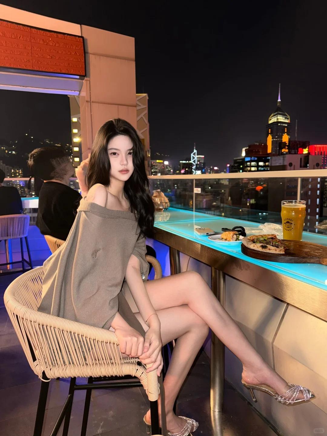 高级感的九头身少女，脚踝内侧的淡青血管像月光织成的银线，在通透的肌肤下轻轻蜿蜒。