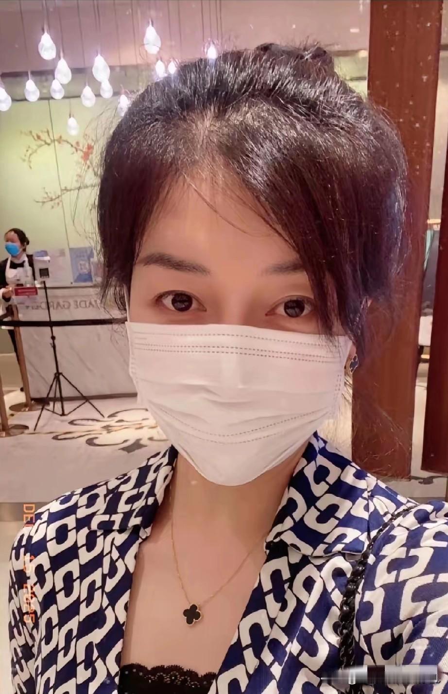 北京的李女士遛狗不栓绳，不清理狗粪，被网友纷纷指责。最主要的是她都知道戴口罩，为