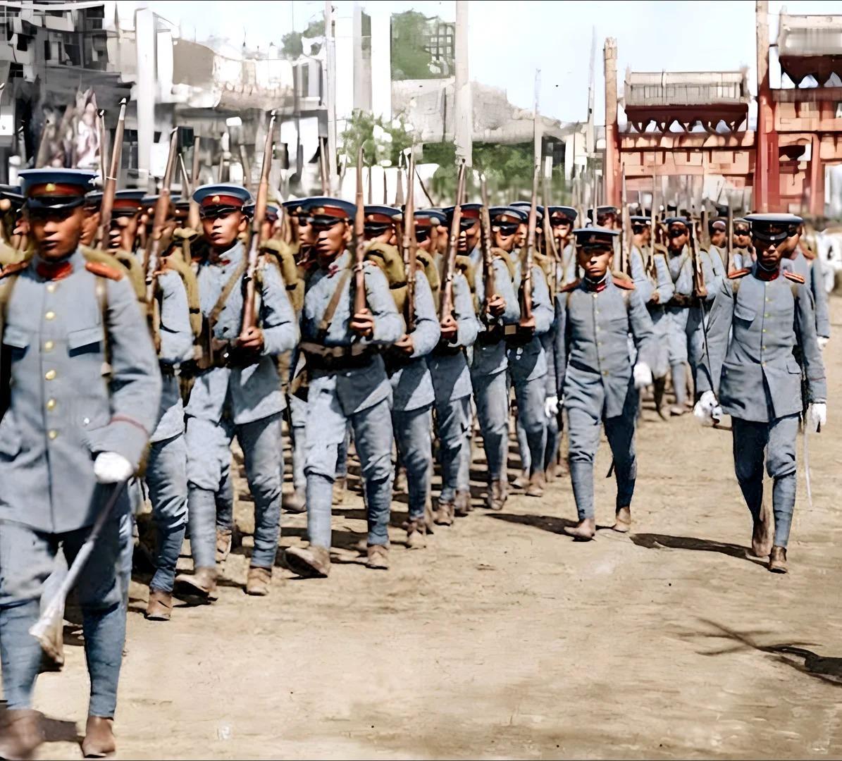 这张照片定格了晚清新军在闹市中行军的瞬间，是清末军事改革成果的直观写照。大队新