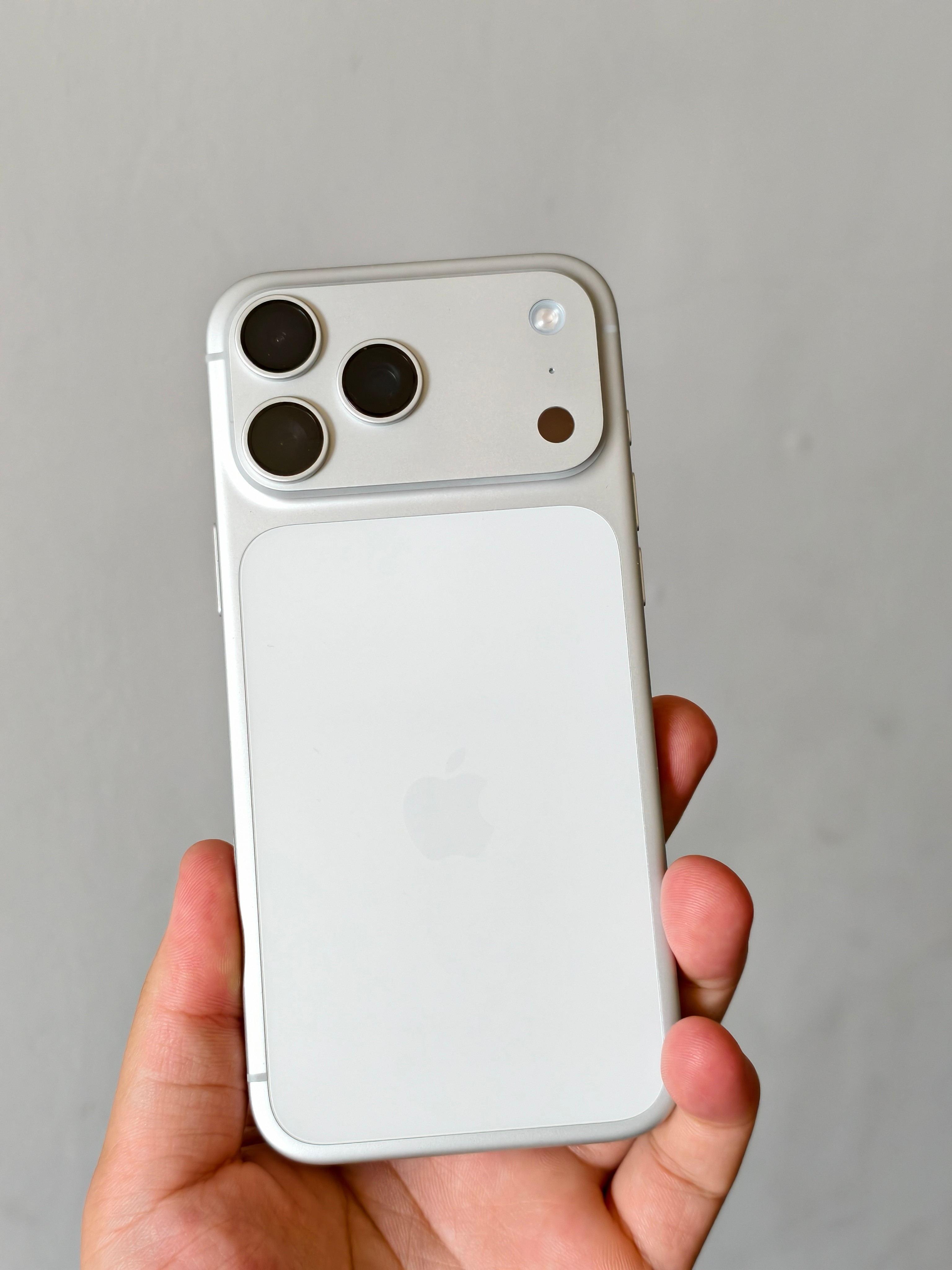 iPhone的一生要经历三次死亡脚部博主的17pm刚回来，这次选了银色，橙色虽然