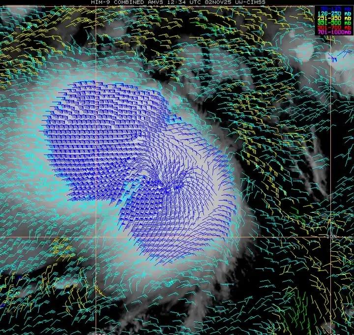 【风切阻碍台风“海鸥”发展】受到明显中层风切的影响，过去几小时，“海鸥”的形态