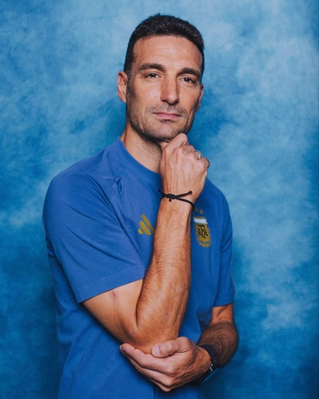 🇦🇷🌟ESPN；斯卡洛尼在世界杯后排出的第一套首发阵容门将：迪布·马丁内斯后卫：贾伊、罗梅罗、