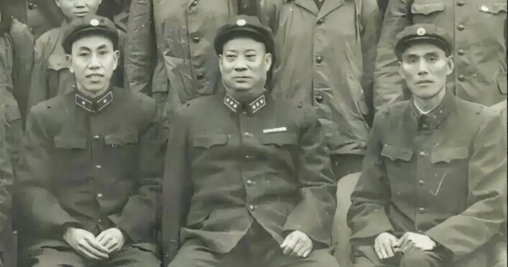 1937年，雁门关伏击战中，三个日军正在逃窜，贺炳炎一枪打偏，日军扭头一看打枪的