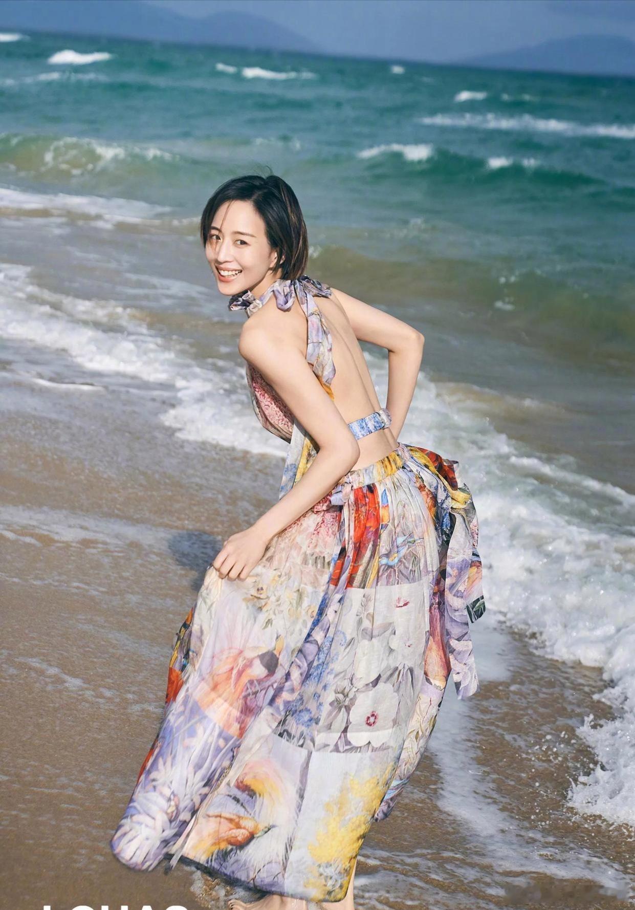 张钧甯海边写真，一袭花裙，大秀香肩美背，时尚俏丽