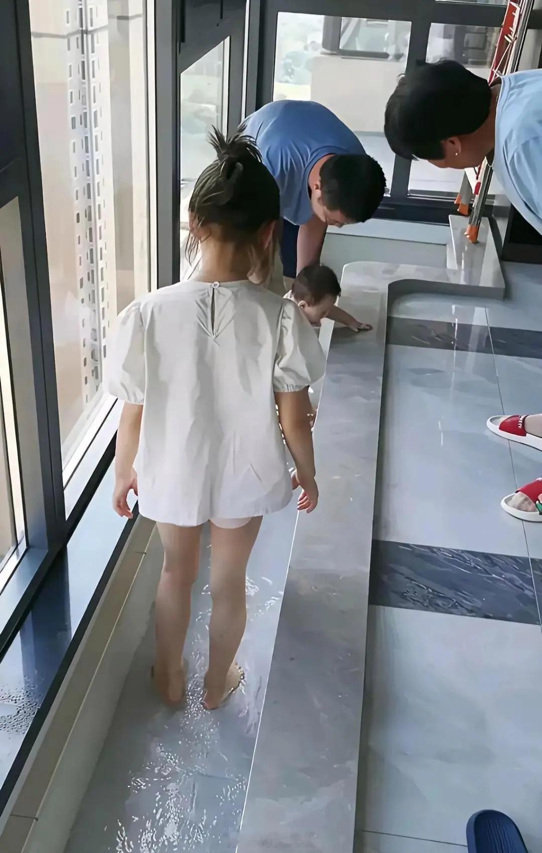 把家里阳台设计成这样，夏天宝宝可以玩水，冬天可以玩冰，真是太快乐了。