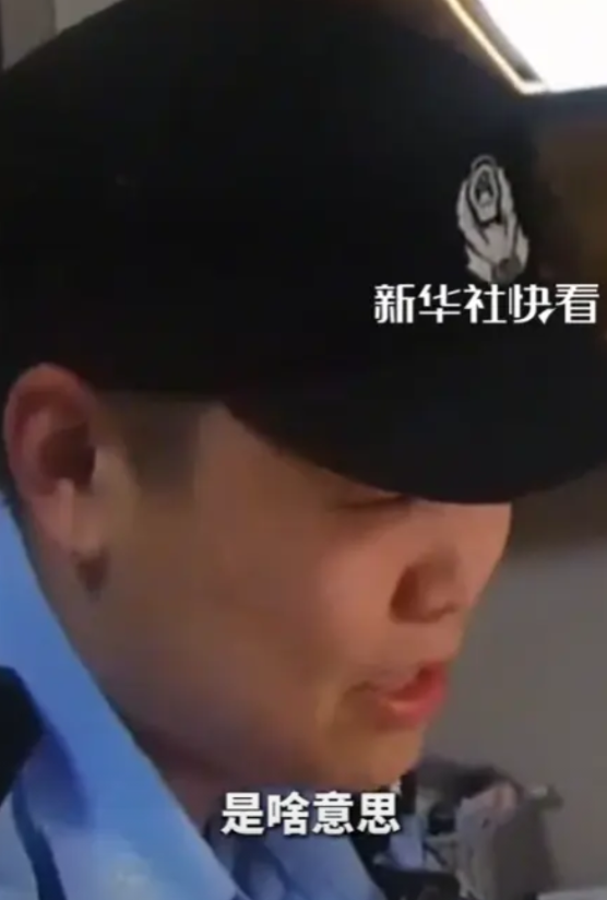 “这个警察火了！”湖北，一名00民警上门去教育孩子，手把手现场辅导作业，原来，这