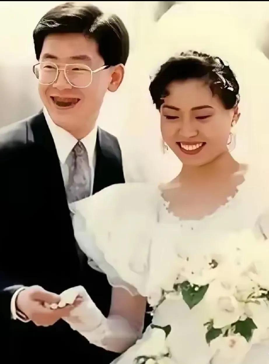 韩国信任总统李在明可以算是屌丝成功逆袭的典范，其貌不扬，穷小子出身的他，年轻时候