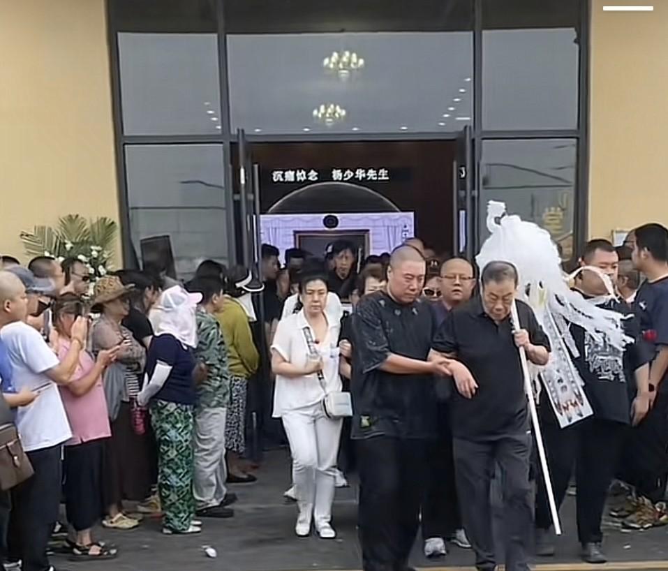 今天上午，杨少华的灵柩由举办吊唁活动的至尊阁移至天津第一殡仪馆。杨少华的长子杨