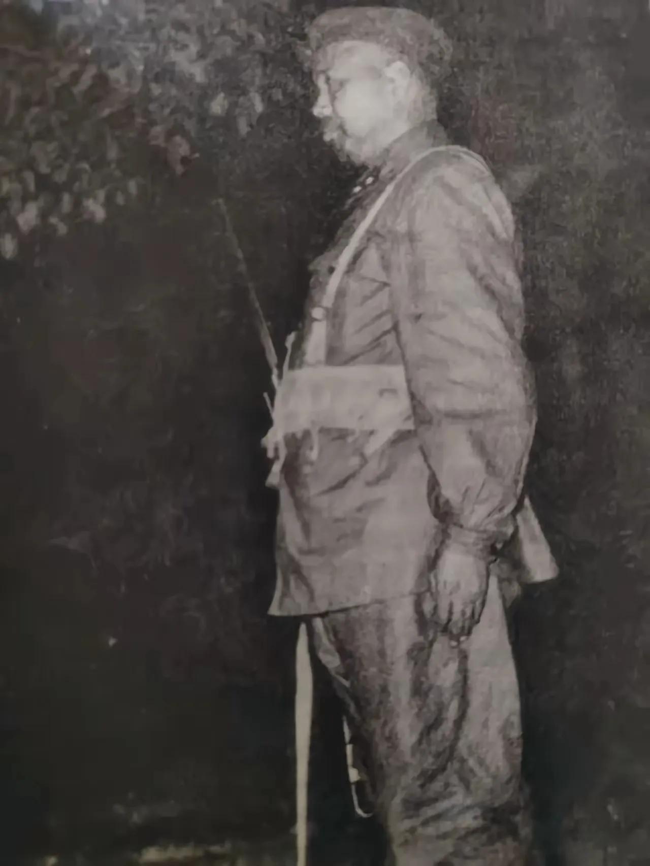 你们猜猜这位正在站岗的老兵是谁？想必大家怎么都猜不到，他可是当年令敌人胆寒的将军