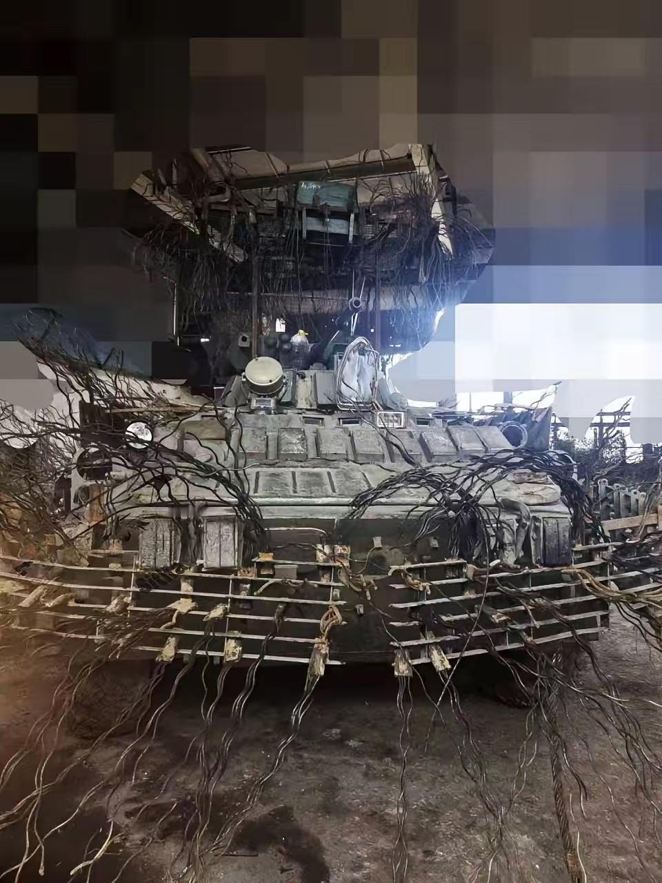 俄军装甲车太狠了，把俄乌战场的生存经验全部都用上了。看到没，这车现在像个移动