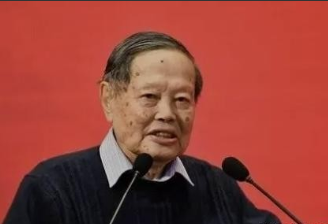 2012年，杨振宁曾顶着骂名阻止建造2000亿的大型粒子对撞机，这也惹怒了中科院