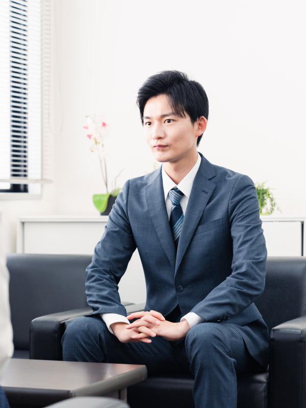 小林失业了！失业期间，他去面试了几家公司，就想着继续当个普通电工。可经过这段