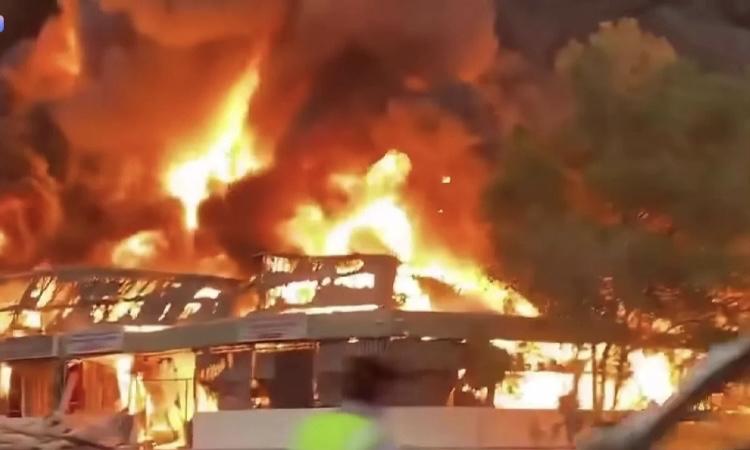 迪拜完蛋了，40年的辛苦建设，14天就被毁了。迪拜遭殃，几十年的安稳日子，一